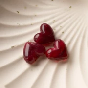 Perla a cuore in resina traslucida 15,5x18 mm - foro orizzontale - Granato marmorizzato x1