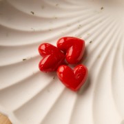 Perla cuore 15,5x18 mm in resina opaca - foro orizzontale - Granatina marmorizzata x1