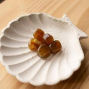 Perla cubica irregolare 15x13 mm in resina trasparente - Caramello marmorizzato x1