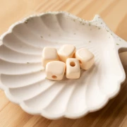 Perla cubica irregolare 15x13 mm in resina opaca - Avorio x1