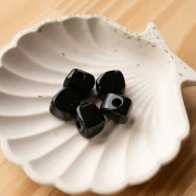 Perla cubica irregolare 15x13 mm in resina opaca - Nero x1