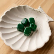 Perla cubica irregolare 15x13 mm in resina opaca - Verde abete marmorizzato x1