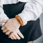 Perla cubica irregolare 15x13 mm in resina trasparente - Arancione x1