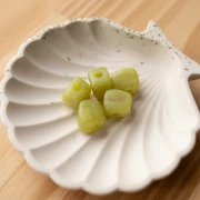 Perla cubica irregolare 15x13 mm in resina opaca - Lime marmorizzato opaco x1