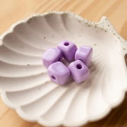 Perla cubica irregolare 15x13 mm in resina opaca - Lilla x1