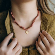 Collana annodata in tessuto con perle in acciaio inossidabile 304 placcato oro - Prugna x47cm