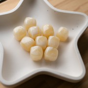 Perle cubiche irregolari 16x17 mm - Acrilico traslucido - Ecru marmorizzato x10