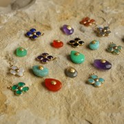 Pendente a fiore in pietra da 16 mm - Dorato in oro fino - Prehnite x1