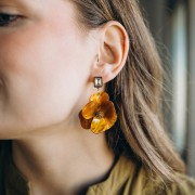 Ciondoli a rilievo a forma di fiore in acrilico e acciaio inossidabile dorato da 40 mm - Corallo marmorizzato x2