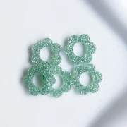 Ciondolo a fiore in acrilico da 14 mm - Glitter verde muschio x1