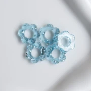 Ciondolo a fiore in acrilico da 14 mm - Azzurro trasparente - Glitter argento