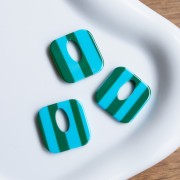 Ciondolo quadrato in acetato, cavo 21 mm - Azzurro - Strisce verde scuro x1