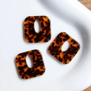 Ciondolo quadrato in acetato, cavo 21 mm - Terrazzo Brown - Nero x1