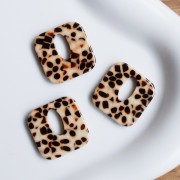 Ciondolo quadrato cavo in acetato da 21 mm - Marrone screziato - Crema x1