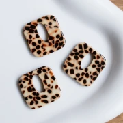 Ciondolo quadrato cavo in acetato da 21 mm - Marrone screziato - Crema x1