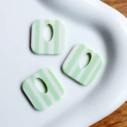 Ciondolo quadrato in acetato, cavo 21 mm - Strisce verde chiaro - Ecrù x1