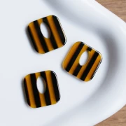 Ciondolo quadrato in acetato da 21 mm - A righe marrone trasparente - marrone scuro