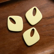 Ciondolo in acetato opaco a forma di diamante 28x25 mm - Vaniglia x1