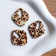 Ciondolo con diamante cavo in acetato 28x25 mm - Marrone screziato - Crema x1