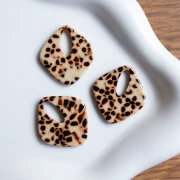 Ciondolo con diamante cavo in acetato 28x25 mm - Marrone screziato - Crema x1