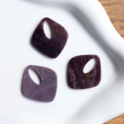 Ciondolo in acrilico a forma di diamante cavo 28x25 mm - Glitter viola marmorizzato x1