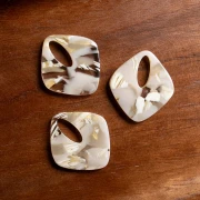 Ciondolo in acetato con diamante cavo 28x25 mm - Avorio marmorizzato - Beige scuro x1