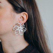 Orecchini a fiore in filo - volume 3D - 50x45 mm in rafia - Ecru x2