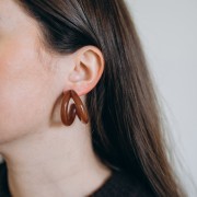 Orecchini a doppio cerchio 35,5 mm in resina - Marrone x2