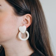 Orecchini a cerchio e cuore in resina 49x35 mm - Ecrù x2