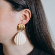 Pendente a forma di conchiglia 44x37 mm in resina - blu petrolio x1