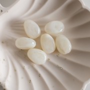 Perline piatte irregolari 18x13 mm in acrilico - Avorio marmorizzato x10