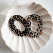 Ciondolo ovale cavo in acetato 47x34 mm - Leopardo nero glitterato - Arancione x1