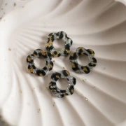 Ciondolo a forma di fiore in acetato da 18 mm - Nero - Glitter giallo leopardo x1