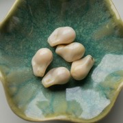 Perle irregolari 21x15 mm in resina opaca - Beige marmorizzato - Marrone x10
