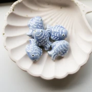 Perla pesce in ceramica 27x20 mm - Blu denim - Bianco x1