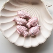 Perla pesce in ceramica 27x20 mm - Rosa chiaro - Bianco x1