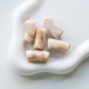 Perle tubolari curve 29x14 mm in acrilico opaco - Beige marmorizzato - Marrone x10