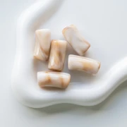 Perle tubolari curve 29x14 mm in acrilico opaco - Beige marmorizzato - Marrone x10