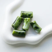 Perle tubolari curve 29x14 mm in acrilico opaco - Verde scuro marmorizzato - Bianco x10