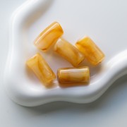 Perle tubolari curve 29x14 mm in acrilico traslucido - Ambra marmorizzata - Bianco x10