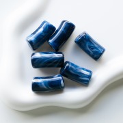 Perle tubolari curve 29x14 mm in acrilico opaco - Blu scuro marmorizzato - Bianco x10