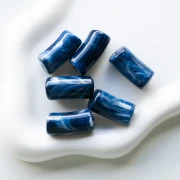 Perle tubolari curve 29x14 mm in acrilico opaco - Blu scuro marmorizzato - Bianco x10