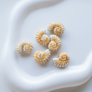 Perlina in ceramica conchiglia di lumaca 21x16 mm - Bianco - Oro x1