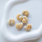Perlina in ceramica conchiglia di lumaca 21x16 mm - Bianco - Oro x1