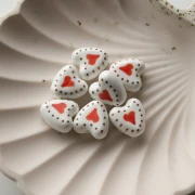Perlina a cuore in ceramica da 14,5 mm - Motivo cuore - Bianco - Rosso x1