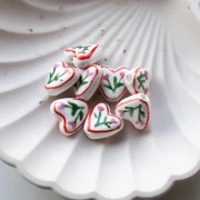 Perla a cuore in ceramica da 14 mm - Motivo floreale - Bianco - Rosso x1