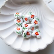 Perla a cuore in ceramica 15 mm - Motivo floreale - Bianco - Rosso x1