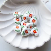 Perla a cuore in ceramica 15 mm - Motivo floreale - Bianco - Rosso x1