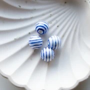 Perline rotonde in ceramica a righe 12 mm - Bianco - Blu scuro x4