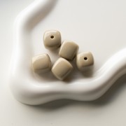 Perle cubiche irregolari 16x17 mm - seconda scelta - Acrilico opaco - Grège x10